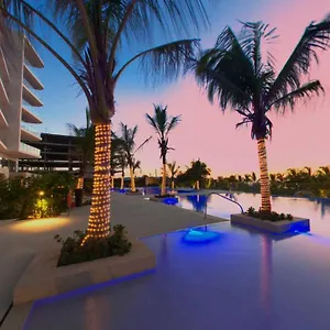  Apartment Seaside Retreat: Beachfront Comfort Near Historic Center Colombia